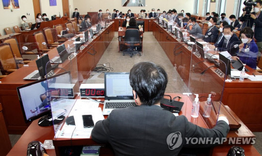 24일 서울 여의도 국회에서 열린 과학기술정보방송통신위원회 전체회의에서 국민의힘 의원들이 퇴장한 가운데 이원욱 위원장이 방송통신심의위원회 추천 건을 의결하고 있다. 이날 과방위 위원들은 '구글 갑질 방지법'을 '안건조정심의위원회'에 회부했다. 연합뉴스.